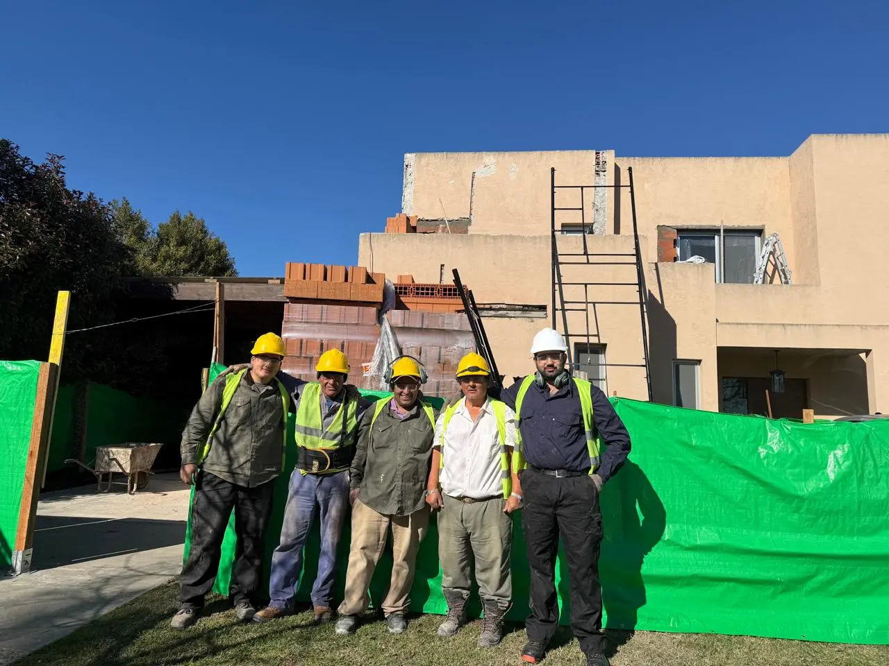 Equipo de Arquiener durante la ejecución de una obra